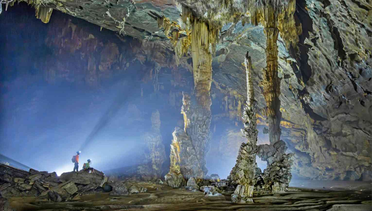 Khám phá hang tiên - Ảnh: NGUYỄN HẢI